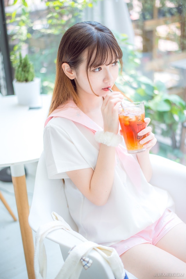 你要是不爱他，他多么爱你，他待你多么好，他的条件多么优秀，也是徒然的。自己不要的东西，为什么还要可惜呢?既然你甘心情愿放弃，你就没资格可惜。他曾是那么慷慨地等待你，他本来是你的，你自己选择不要，那就永远不要可惜。